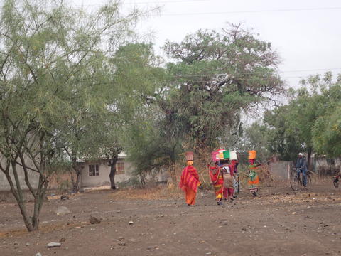 Kvinner som bærer vann på hodet, Zambia