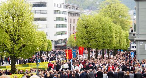 Picture of the city centre in Bergen filled with people