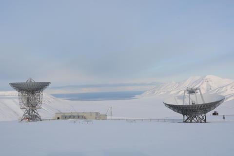 Image of satellite dishes in Svalbard, as part of the research conducted at the University Centre in Svalbard, with which the University of Bergen collaborates.