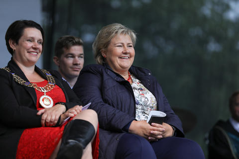 Ordfører Marte Mjøs Persen og statsminister Erna Solberg