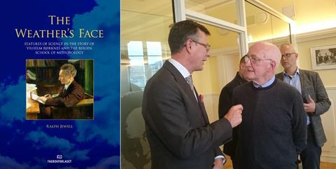 Forsiden på boken "The Weater's Face" ved siden av Ralph Jewell i samtale med rektor Dag Rune Olsen på lanseringsdagen