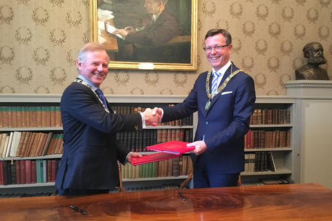UiO-rektor Ole Petter Ottersen og UiB-rektor Dag Rune Olsen signerer samarbeidsavtalen 9.juni.