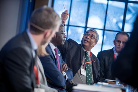 Dr. David C. Smith, koordinator ved Institute for Sustainable Development, University of the West Indies, i paneldebatt med andre engasjerte deltakarar.