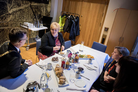 Statsminister Erna Solberg møtte masterstudentane Anja Myrtveit og Johanne Vaagland, samt UiB-rektor Dag Rune Olsen etter opningstalen på Bærekraftskonferansen i Bergen