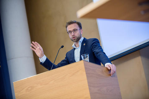Utviklingsminister Nikolai Astrup var den tredje av statsrådane som haldt innlegg på Bærekraftskonferansen.