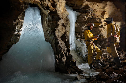 I grotten Sieben Hengste i Sveits henter forskerne ut data fra dryppsteiner. Dryppsteinene fungerer som klimaarkiv med informasjon om nedbør mange tusenår tilbake i tid. Isotoper i nedbøren endrer seg i forhold til skyenes transporthistorie og  lufttemper