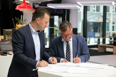 Universitetsdirektør Kjell Bernstrøm signerte MCB-kontrakten for UiB.