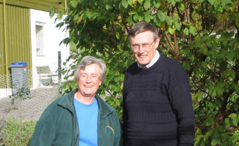 John og Hilary Birks in their garden in Bergen in 2002. 
