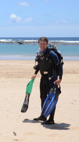 Manuel Malaquias i dykkerutstyr på stranden i Mosambik