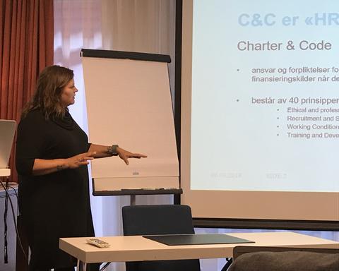 Sonja Dyrkorn holder presentasjon om Charter and Code