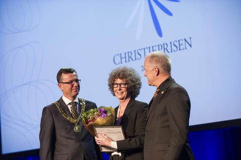 Kristin Helle-Valle mottar prisen under Christiekonferansen