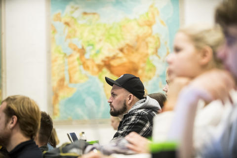 Student på Institutt for sammenliknende politikk ved Universitetet i Bergen (UiB) følger oppmerksomt med under en forelesning.