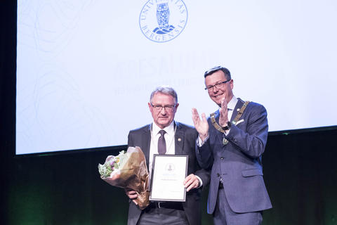 Magnus Matningsdal tek imot prisen som Årets Æresalumn 2017