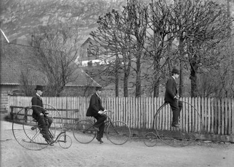 Tre menn på ulike historiske sykler