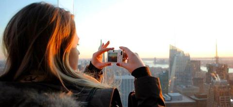 En utvekslingsstudent tar bilde ut over en storby