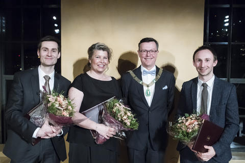Forskarane Ole Hjortland, Kikki Kleiven og Alistair Seddon saman med UiB-rektor Dag Rune Olsen under utdelinga. 