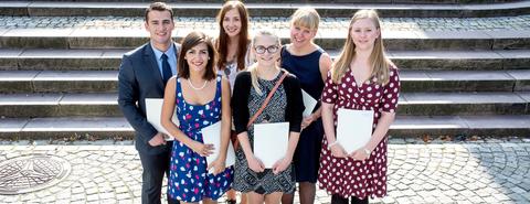 Seks studenter i solskinnet etter at de har mottatt vitnemålet sitt under Vitnemålsseremonien 2014