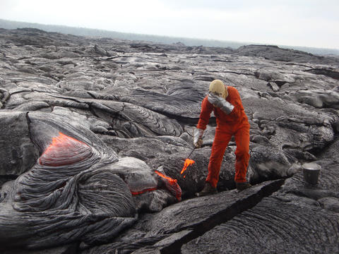 Geolog tek prøvar av lavaen frå Kilauea i 2013.