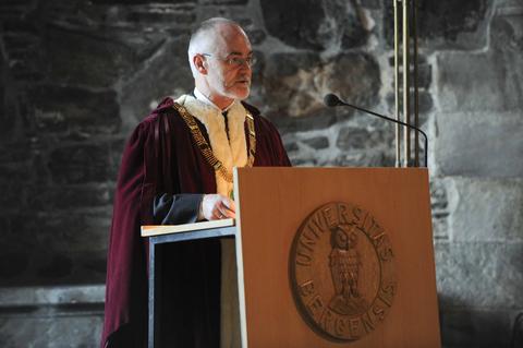 Rektor Sigmund Grønmo er svært fornøyd med antallet avlagte doktorgrader....