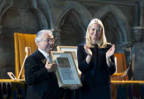 Manuel Castells mottar Holbergprisen av H.K.H. Kronprinsesse Mette-Marit