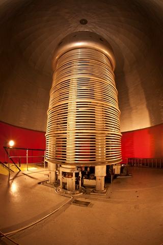 Van De Graaf-generatoren står som et tårn under kuppelen på kjernefysisk...