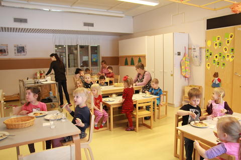 Her spiser alle de finske barna en varm lunsj i barnehagen. Etter lunsj blir...