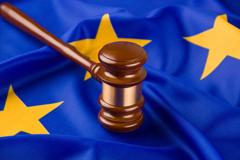 rettsliggjøring, juss, EU, flagg, hammer