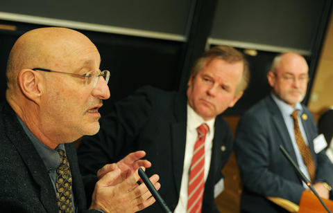 Den argentinske forskeren Silvio Funtowicz var hovedinnleder på Dannelseskonferansen 2011. I bakgrunnen rektor ved UiO, Ole Petter Ottersen, og rektor Sigmund Grønmo.