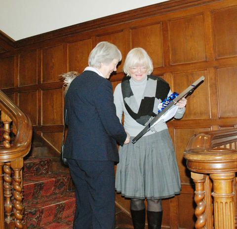 Vigdis Torsvik mottok prisen på vegne av Institutt for Biologi.