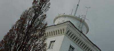 Geofysisk institutt - tårnet en gråværsdag om vinteren