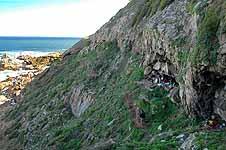 Blombos Cave ligger 300 kilometer øst for Cape Town i Sør Afrika.