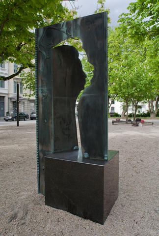 Gunnar Torvund, 1995. Skulptur i bronse, 265 cm høy.