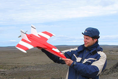 Marius Opsanger Jonassen med et modellfly som brukes til atmosfæriske målinger