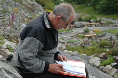 Jon registrerer plantene på kart og lister i Fjellhagen.