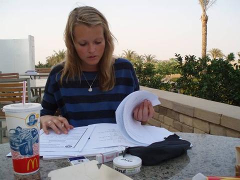 Kristina Aardal gjør lekser ved AUC i Kairo