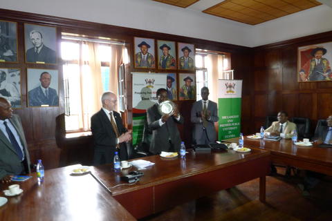 BROAD COLLABORATIONS: Rector Sigmund Grønmo used his trip to three East African countries in February 2013, to discuss increased collaboration with UiB’s partners. Here he meets Vice Chancellor of Makerere University, John Ddumba-Ssentamu (centre), upon a