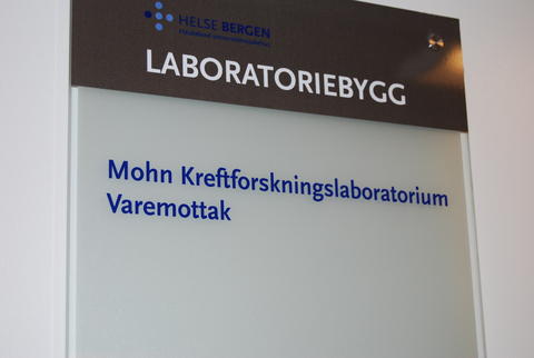 Skilt med navnet Mohn Kreftlaboratorium er kommet opp i laboratoriebygget