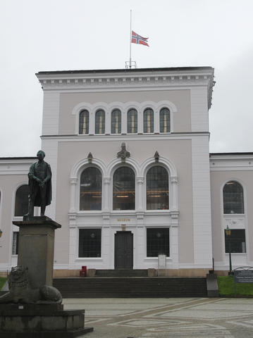 Flagg på halv stang på Bergen Museum 25. juli 2011