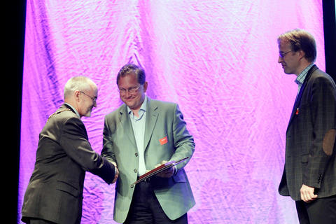 Arno Vigmostad og Arnstein Bjørke vert gratulerte av rektor Sigmund Grønmo.