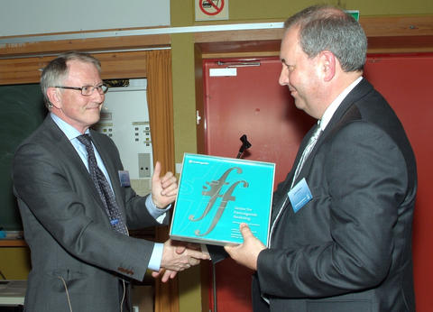 From the opening. Arvid Hallén of the Research Council hands over the plaque...