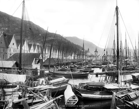 Frå Knud Knudsen sitt arkiv: Havnen i Bergen med bryggen og båtene. 1882/85.