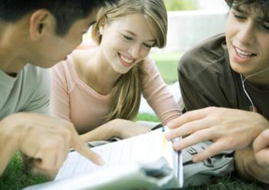 Studenter leser i bok