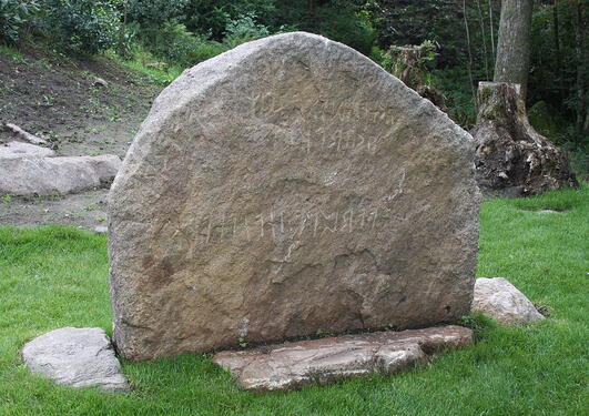Hogganviksteinen frå rundt år 400, med dei mogelege namna *kelbaþewar,  naudigastir og erafar