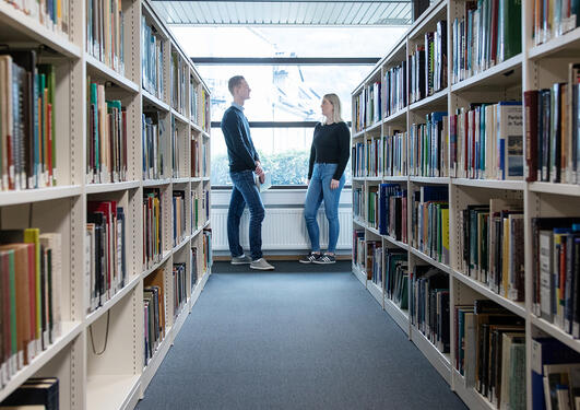 Studenter på bibliotek på universitetet