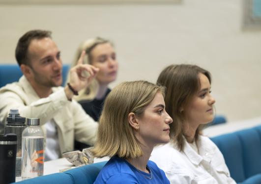 Studenter sitter ute i en trapp