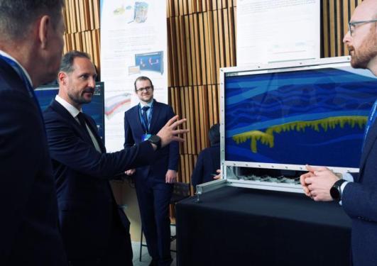 Kronprins Håkon og Martin Fernø forran medium FluidFlower