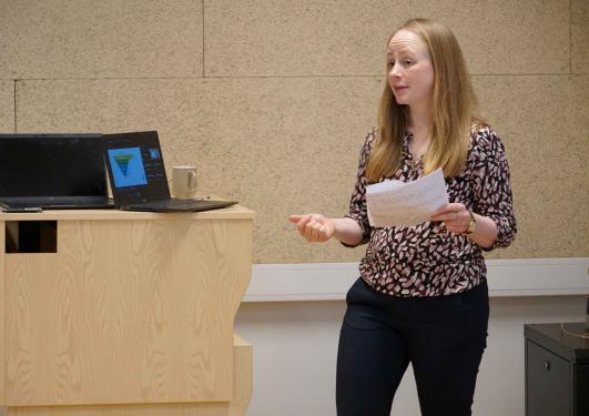 Torhild Nordtveit presenterer den ferske rapporten fra Det juridiske fakultet og Offshore Norge. 