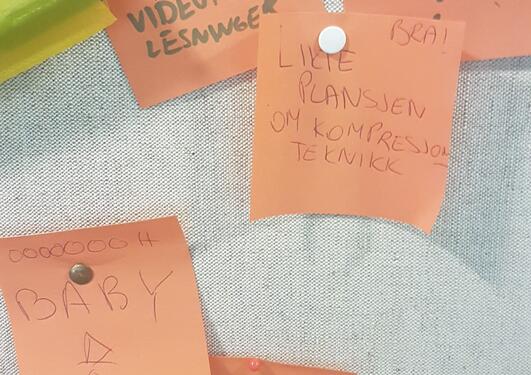 Postit-lappar på tavle