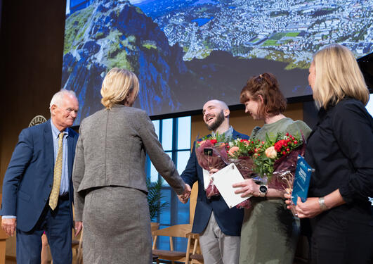 Gabriele de Seta mottek TMS-stipend i Universitetsaulaen i Bergen.