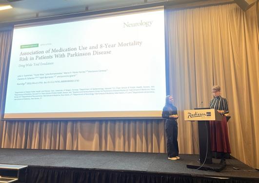 Julia Axiina Tuominen mottar prisen for beste artikkel NOFE 2025